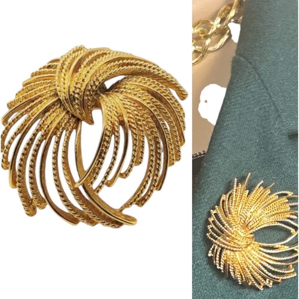 Vintage Monet Mirador
Brooch Gold Tone Starburst size 2" X 2" - Picture 1 of 17